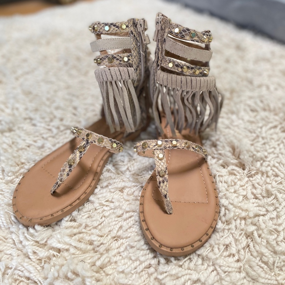 Snake pattern suede fringe sandals